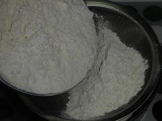 Bizcocho de quesitos y topping crujiente de coco y azúcar moreno