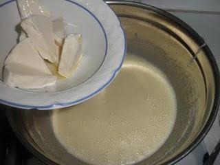 Bizcocho de quesitos y topping crujiente de coco y azúcar moreno