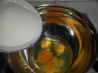 Bizcocho de quesitos y topping crujiente de coco y azúcar moreno