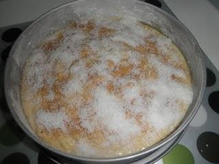 Bizcocho de quesitos y topping crujiente de coco y azúcar moreno