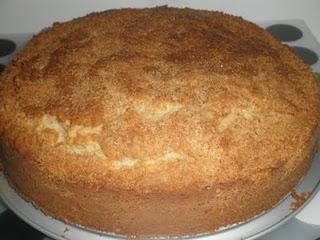 Bizcocho de quesitos y topping crujiente de coco y azúcar moreno