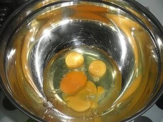 Bizcocho de quesitos y topping crujiente de coco y azúcar moreno