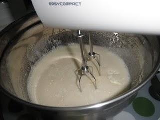 Bizcocho de quesitos y topping crujiente de coco y azúcar moreno