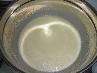 Bizcocho de quesitos y topping crujiente de coco y azúcar moreno