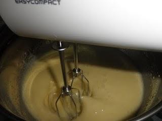 Bizcocho de quesitos y topping crujiente de coco y azúcar moreno