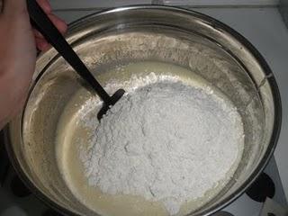 Bizcocho de quesitos y topping crujiente de coco y azúcar moreno