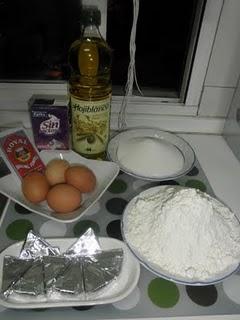 Bizcocho de quesitos y topping crujiente de coco y azúcar moreno