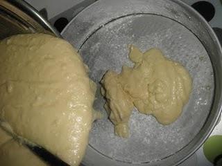 Bizcocho de quesitos y topping crujiente de coco y azúcar moreno