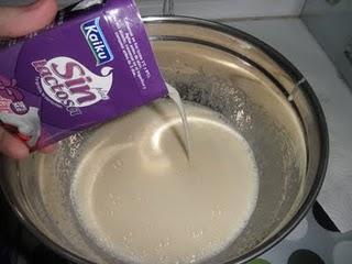 Bizcocho de quesitos y topping crujiente de coco y azúcar moreno