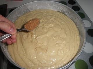 Bizcocho de quesitos y topping crujiente de coco y azúcar moreno