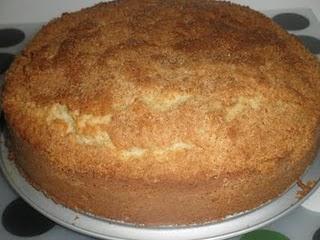 Bizcocho de quesitos y topping crujiente de coco y azúcar moreno