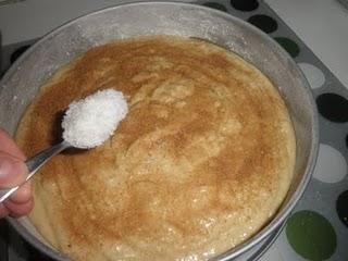 Bizcocho de quesitos y topping crujiente de coco y azúcar moreno