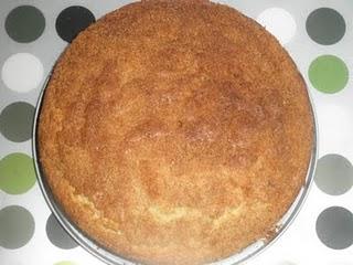 Bizcocho de quesitos y topping crujiente de coco y azúcar moreno