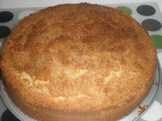 Bizcocho de quesitos y topping crujiente de coco y azúcar moreno