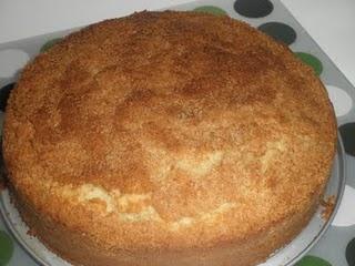 Bizcocho de quesitos y topping crujiente de coco y azúcar moreno