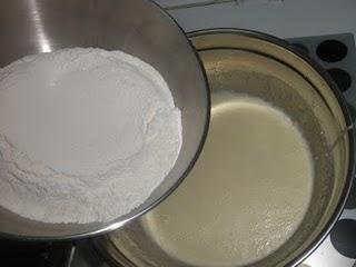 Bizcocho de quesitos y topping crujiente de coco y azúcar moreno