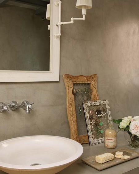 vigas de madera en un loft sofa fucsia sillón berenjena sillas Tolix sillas eames piezas vintages nevera smeg rosa mecedora eames maniquí para decoración lámparas de estilo industrial lámapara de arco de metal ladrillo caravista en vivienda frigorífico retro smeg diseño de lofts diseño de interiores diseño de espacio diáfano decoración estilo industrail decoración estilo femenino decoracion de lofts decoración de interiores cocina moderna en metal cocina con isla cocina con barra chandelier baúl de madera 