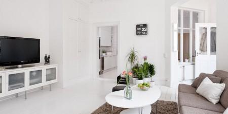 Un piso sueco con encanto sofá chaislonge muebles de ikea muebles de diseño mueble bajo de tv blanco mesa de centro de diseño estilo de decoración nórdico escritorio de ikea diseño de interiores decoración en blanco decoración de interiores comoda de ikea cama de foja blanco