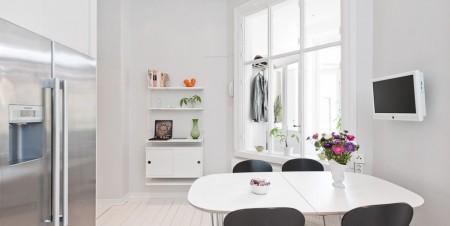 Un piso sueco con encanto sofá chaislonge muebles de ikea muebles de diseño mueble bajo de tv blanco mesa de centro de diseño estilo de decoración nórdico escritorio de ikea diseño de interiores decoración en blanco decoración de interiores comoda de ikea cama de foja blanco