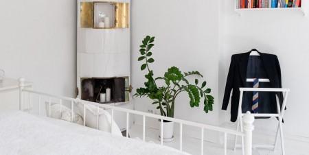 Un piso sueco con encanto sofá chaislonge muebles de ikea muebles de diseño mueble bajo de tv blanco mesa de centro de diseño estilo de decoración nórdico escritorio de ikea diseño de interiores decoración en blanco decoración de interiores comoda de ikea cama de foja blanco