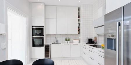 Un piso sueco con encanto sofá chaislonge muebles de ikea muebles de diseño mueble bajo de tv blanco mesa de centro de diseño estilo de decoración nórdico escritorio de ikea diseño de interiores decoración en blanco decoración de interiores comoda de ikea cama de foja blanco