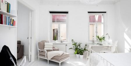 Un piso sueco con encanto sofá chaislonge muebles de ikea muebles de diseño mueble bajo de tv blanco mesa de centro de diseño estilo de decoración nórdico escritorio de ikea diseño de interiores decoración en blanco decoración de interiores comoda de ikea cama de foja blanco