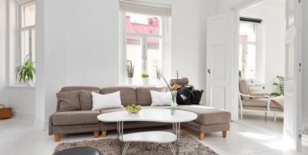 Un piso sueco con encanto sofá chaislonge muebles de ikea muebles de diseño mueble bajo de tv blanco mesa de centro de diseño estilo de decoración nórdico escritorio de ikea diseño de interiores decoración en blanco decoración de interiores comoda de ikea cama de foja blanco