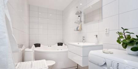 Un piso sueco con encanto sofá chaislonge muebles de ikea muebles de diseño mueble bajo de tv blanco mesa de centro de diseño estilo de decoración nórdico escritorio de ikea diseño de interiores decoración en blanco decoración de interiores comoda de ikea cama de foja blanco