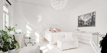 Un piso sueco con encanto sofá chaislonge muebles de ikea muebles de diseño mueble bajo de tv blanco mesa de centro de diseño estilo de decoración nórdico escritorio de ikea diseño de interiores decoración en blanco decoración de interiores comoda de ikea cama de foja blanco