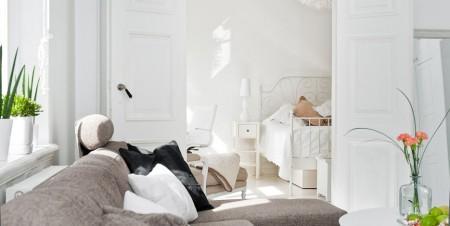 Un piso sueco con encanto sofá chaislonge muebles de ikea muebles de diseño mueble bajo de tv blanco mesa de centro de diseño estilo de decoración nórdico escritorio de ikea diseño de interiores decoración en blanco decoración de interiores comoda de ikea cama de foja blanco