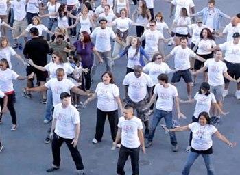 Video  flash mob de activistas gays apoyando a adolescentes