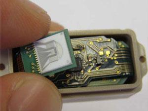 Un implante de microchip para monitorizar el crecimiento del tumor.