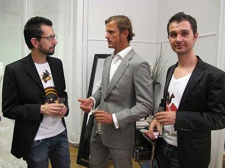 Jaime Royo-Villanova con el diseñador Alex Regueiro y el pintor Alfredo Iglesias