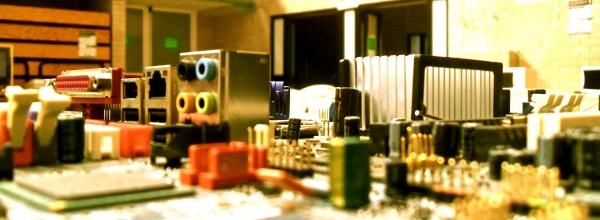 En una mesa de reciclaje de piezas decubro algo parecio a las maquetas que hacemos en la escuela para las asignaturas de urbanimo.