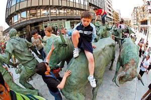 GUERRILLEROS DEL GANCHILLO ATACAN EL MONUMENTO AL ENCIERRO DE PAMPLONA