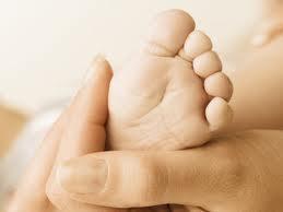 Los bebés en el primer año de vida, mejor descalzos