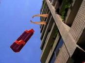 Muere hombre aplastado sofá arrojado desde balcón