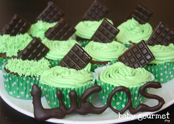 Prueba Superada: 1er cumpleaños y tarta bizcocho de balón de fútbol con cupcakes césped(udos)