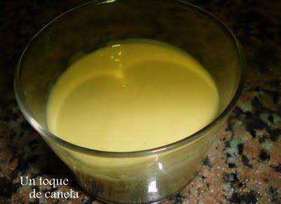 Ajoblanco de mango y piñones.