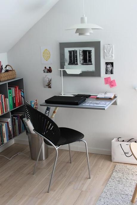 Un estudio con muebles volados