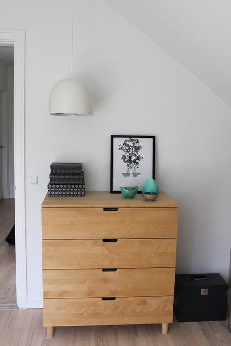 Un estudio con muebles volados