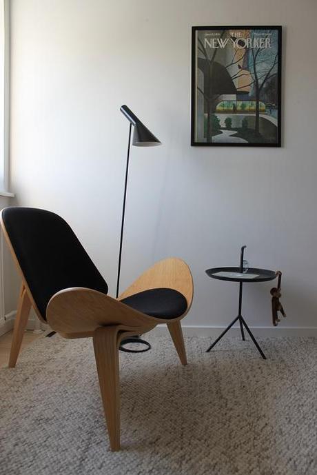 Un estudio con muebles volados