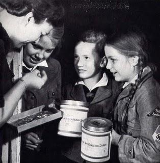 La Campaña de Ayuda Invernal Winterhilfswerk refuerza los vínculos de la Comunidad del Pueblo - 12/09/1941.