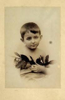 Polémica por un tuit de la Biblioteca Nacional sobre el hijo “señorito militar” de Pardo Bazán.