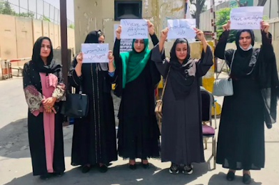 Los talibanes vandalizan Kabul. Ni quieren mujeres trabajando o en política, ni imágenes femeninas adornando vitrinas, ni sus caras al descubierto...