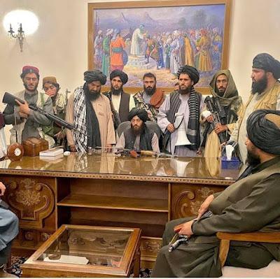 Los talibanes vandalizan Kabul. Ni quieren mujeres trabajando o en política, ni imágenes femeninas adornando vitrinas, ni sus caras al descubierto... Los talibanes vandalizan Kabul. Ni quieren mujeres trabajando o en política, ni imágenes femeninas adornando vitrinas, ni sus caras al descubierto...