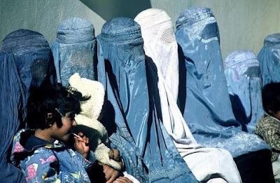 Los talibanes vandalizan Kabul. Ni quieren mujeres trabajando o en política, ni imágenes femeninas adornando vitrinas, ni sus caras al descubierto... Los talibanes vandalizan Kabul. Ni quieren mujeres trabajando o en política, ni imágenes femeninas adornando vitrinas, ni sus caras al descubierto...