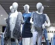 Reflexión de un solitario, descalzo en el muelle de una invisible bahía