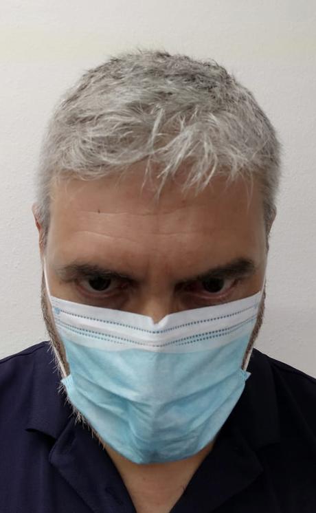 Reflexión de un solitario, descalzo en el muelle de una invisible bahía