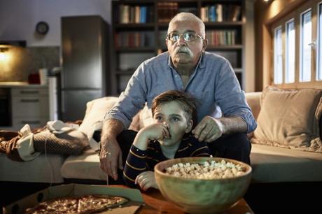 Un niño, harto de que su padre le pida ver una y otra vez el mismo capítulo de «Padre de familia» en Disney+